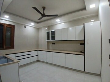 Room in 4 BHK Builder Floor at Sector 28 – for Rent