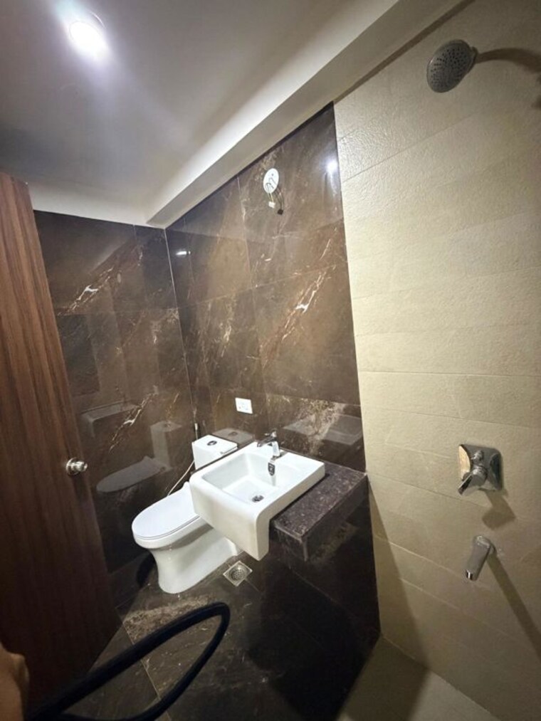 Bathroom, kalpataru-paramount 2 Bedroom 711 Sq.Ft. Apartment In Kapur Bawdi Thane 9934680