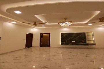Building Lobby in 3 BHK Builder Floor at Spring Field, Sector 31 – for Rent