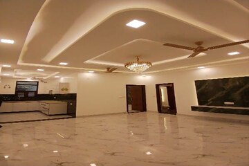 Building Lobby in 3 BHK Builder Floor at Spring Field, Sector 31 – for Rent