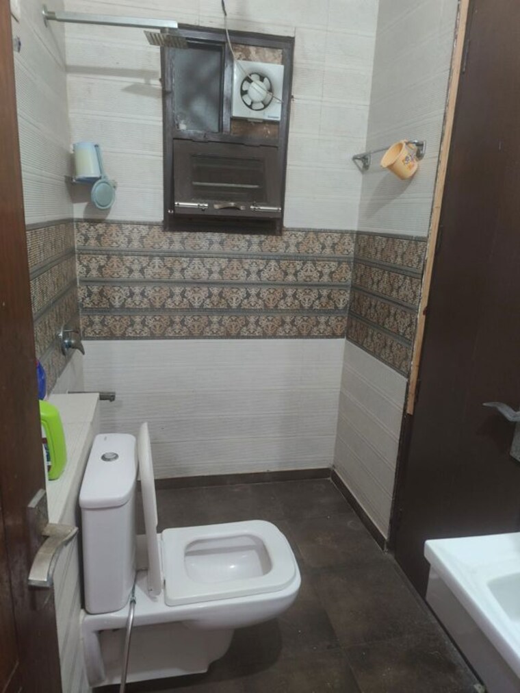 Bathroom, sector 85 4 Bedroom 250 Sq.Yd. Builder Floor In Sector 85 Faridabad 9934749