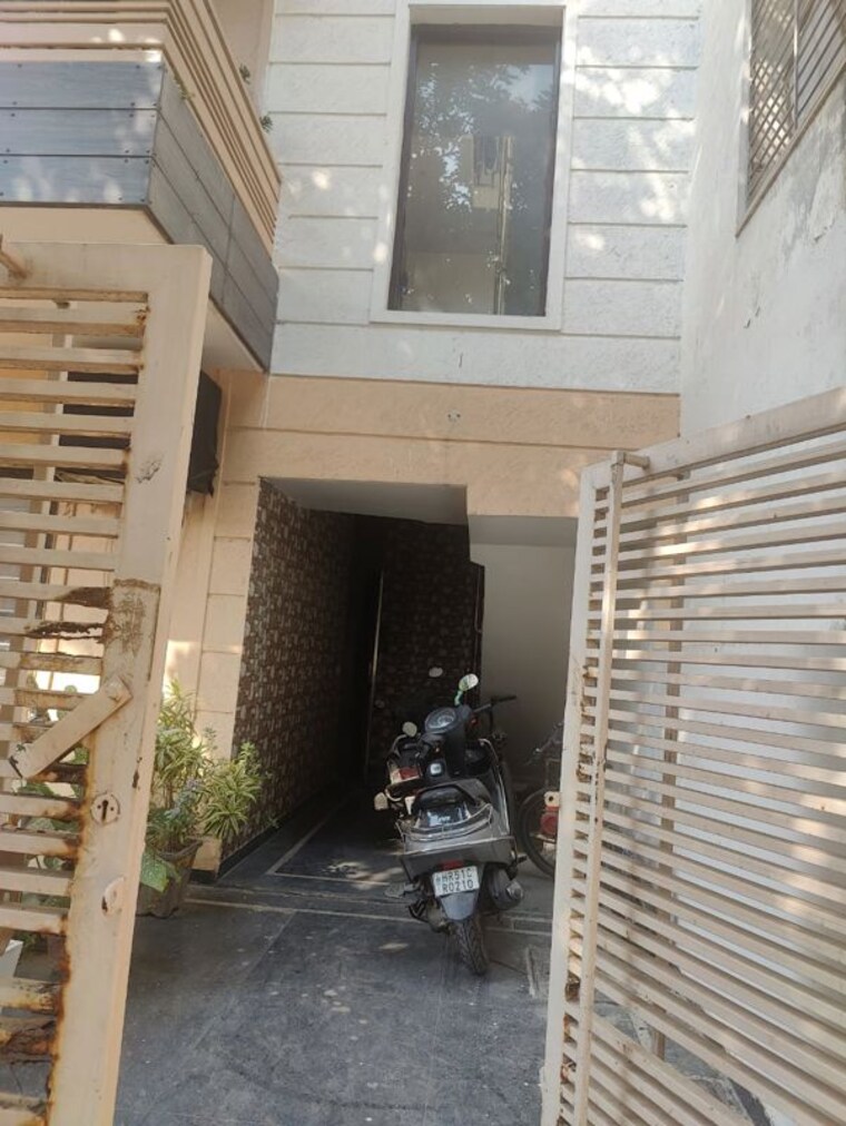  Parking, sector 85 4 Bedroom 250 Sq.Yd. Builder Floor In Sector 85 Faridabad 9934749
