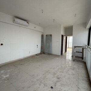 Room in 2 BHK Apartment at Goregaon East – for Rent