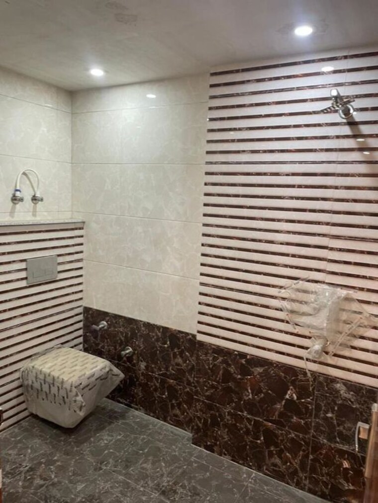 Bathroom, darshan vihar 2.5 Bedroom 751 Sq.Ft. Builder Floor In Darshan Vihar Delhi 9935096