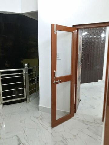 Room in 2 BHK Apartment at Nehru Enclave, Gomti Nagar – for Rent