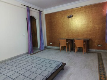 Room in 4 BHK Builder Floor at RWA Apartments Sector 51, Sector 51 – for Rent