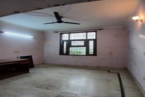 Room in 3 BHK Builder Floor at Sector 31 – for Rent
