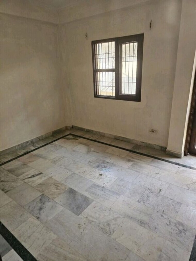 Room, deep vihar 4 Bedroom 143 Sq.Yd. Builder Floor In Deep Vihar Delhi 9935835