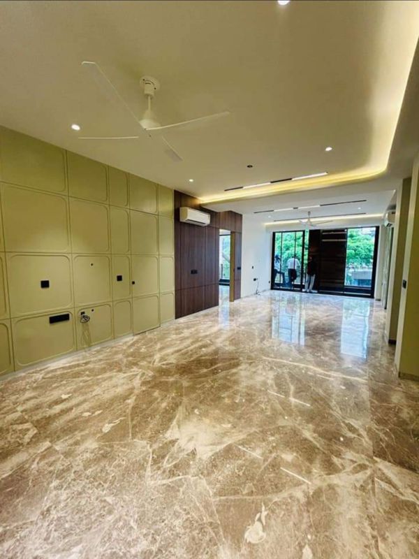 5 BHK + Servant Room,Extra Room Apartment For Rent in Mahagun Marvella