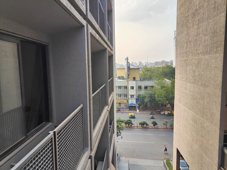 Balcony, sun-westbank Commercial Office Space 720 Sq.Ft. In Navrangpura Ahmedabad 9936466