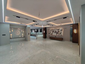 Parking in 5 BHK Builder Floor at Green Fields Colony – for Rent