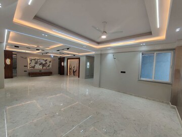 Room in 5 BHK Builder Floor at Green Fields Colony – for Rent