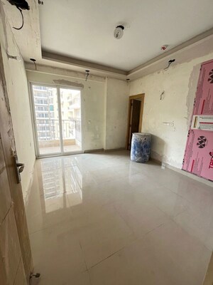 Room in 4 BHK Apartment at Amrapali Heartbeat City, Sector 107 – for Rent