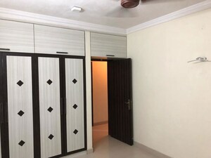 Room in 2 BHK Apartment at Raheja Sherwood, Goregaon East – for Rent