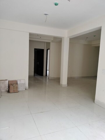 Room in 4 BHK Apartment at Amrapali Heartbeat City, Sector 107 – for Rent