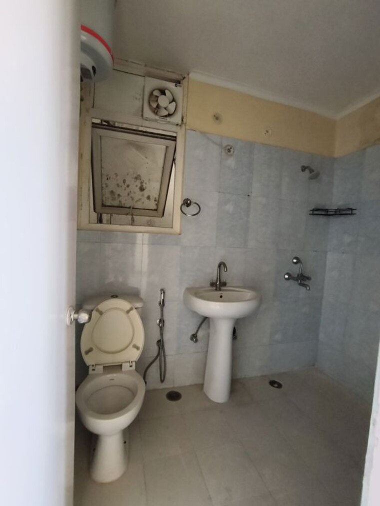 Bathroom, maxworth-premier-urban 3 Bedroom 1500 Sq.Ft. Apartment In Sector 15 Gurgaon 9937146