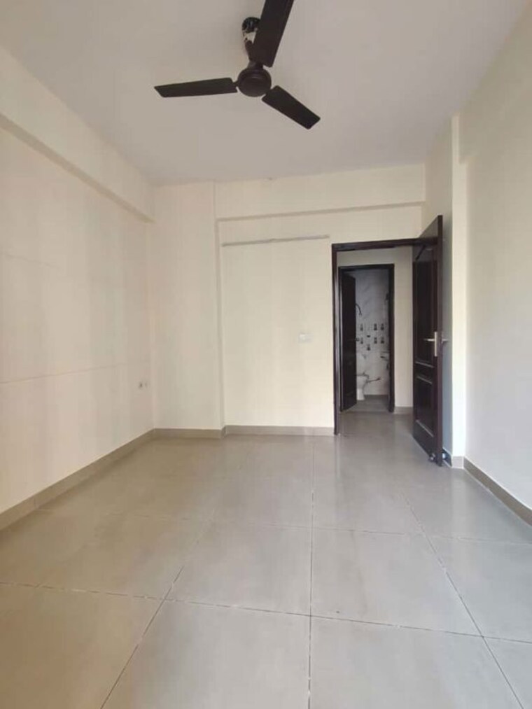 Room, amrapali-platinum 3 Bedroom 1300 Sq.Ft. Apartment In Sector 119 Noida 9937194