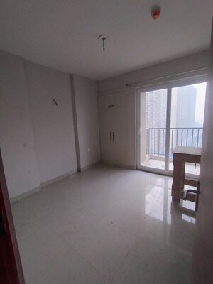 Room in 3 BHK Apartment at Tata Eureka Park, Sector 150 – for Rent