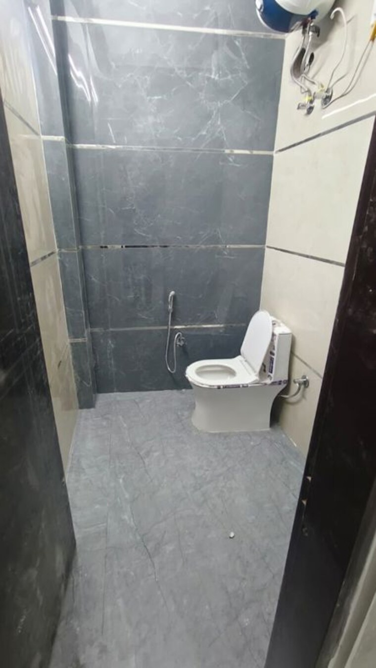 Bathroom, palam-vihar-residents-association 2 Bedroom 220 Sq.Yd. Builder Floor In Palam Vihar Gurgaon 9937401