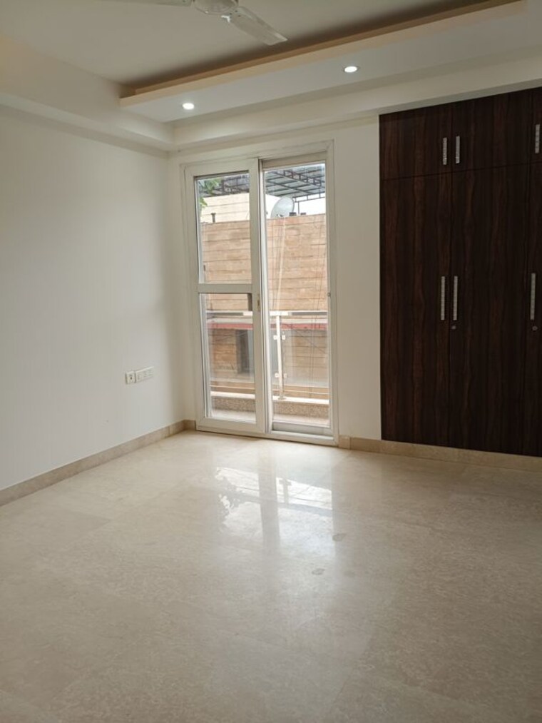 Room, maharani bagh 5 Bedroom 506 Sq.Yd. Independent House In Maharani Bagh Delhi 9937457