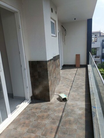 Balcony in 3 BHK Builder Floor at Vipul World Plots, Sector 48 – for Rent