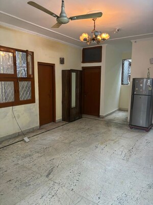 Room in 2 BHK Builder Floor at Saket – for Rent