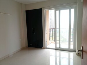 Room in 3 BHK Apartment at Tata Eureka Park, Sector 150 – for Rent