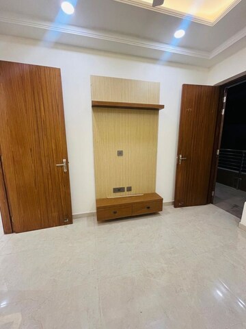 Room in 3 BHK Builder Floor at RPS Palm Drive, Sector 88 – for Rent