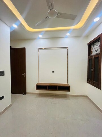Room in 3 BHK Builder Floor at RPS Palm Drive, Sector 88 – for Rent