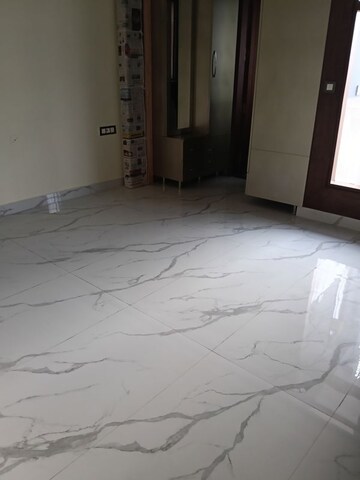 Room in 3.5 BHK Builder Floor at Empire Floors, Sector 57 – for Rent