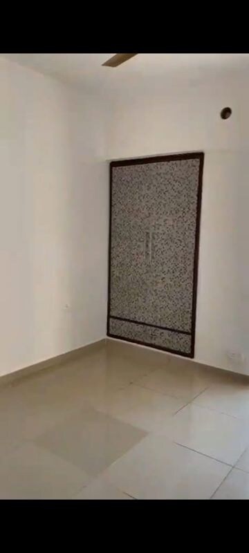 Room in 3 BHK Apartment at Landcraft Golf Links, Pandav Nagar – for Sale