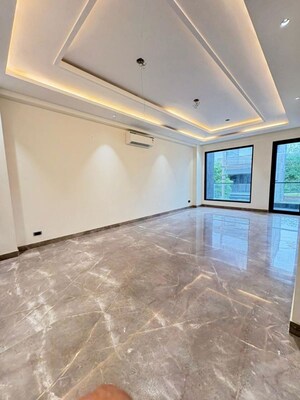 Room in 4 BHK Apartment at Dlf Phase I – for Rent