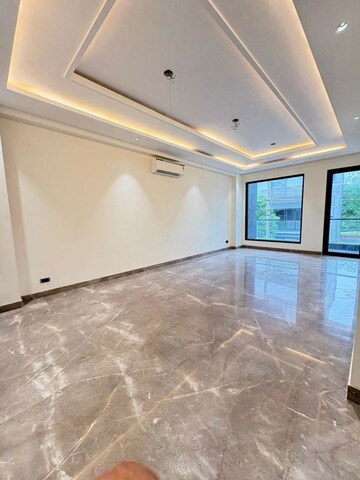 Room in 4 BHK Apartment at Dlf Phase I – for Rent