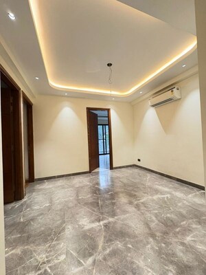 Room in 4 BHK Apartment at Dlf Phase I – for Rent