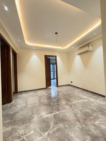 Room in 4 BHK Apartment at Dlf Phase I – for Rent