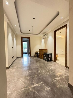 Room in 4 BHK Apartment at Dlf Phase I – for Rent