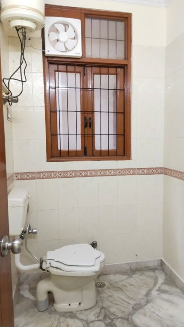 Bathroom, malviya nagar 2 Bedroom 1000 Sq.Ft. Builder Floor In Malviya Nagar Delhi 9936269