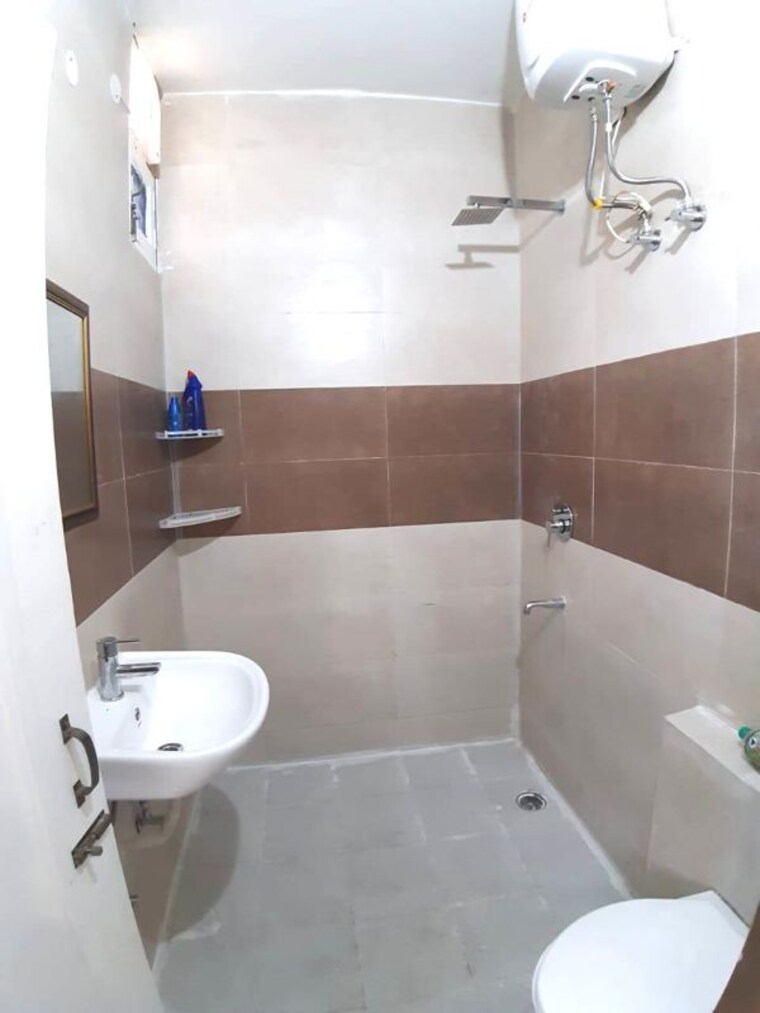 Bathroom, sector 20 3 Bedroom 1550 Sq.Ft. Builder Floor In Sector 20 Panchkula 9938366