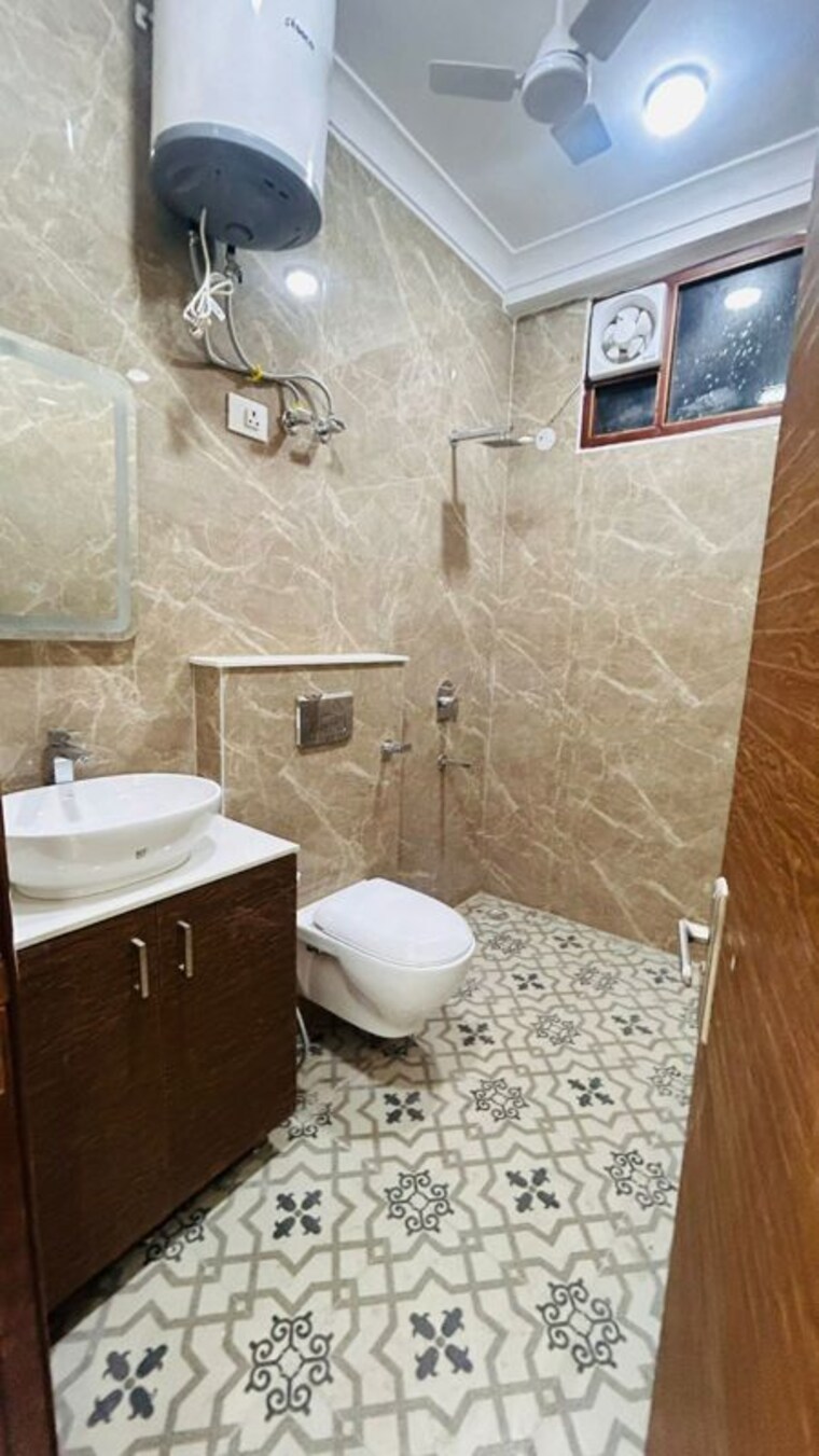 Bathroom, malviya nagar 3 Bedroom 125 Sq.Yd. Builder Floor In Malviya Nagar Delhi 9938381