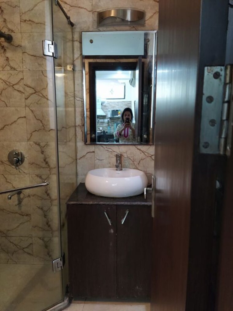 Bathroom, kailash colony Studio 350 Sq.Ft. Apartment In Kailash Colony Delhi 9938422