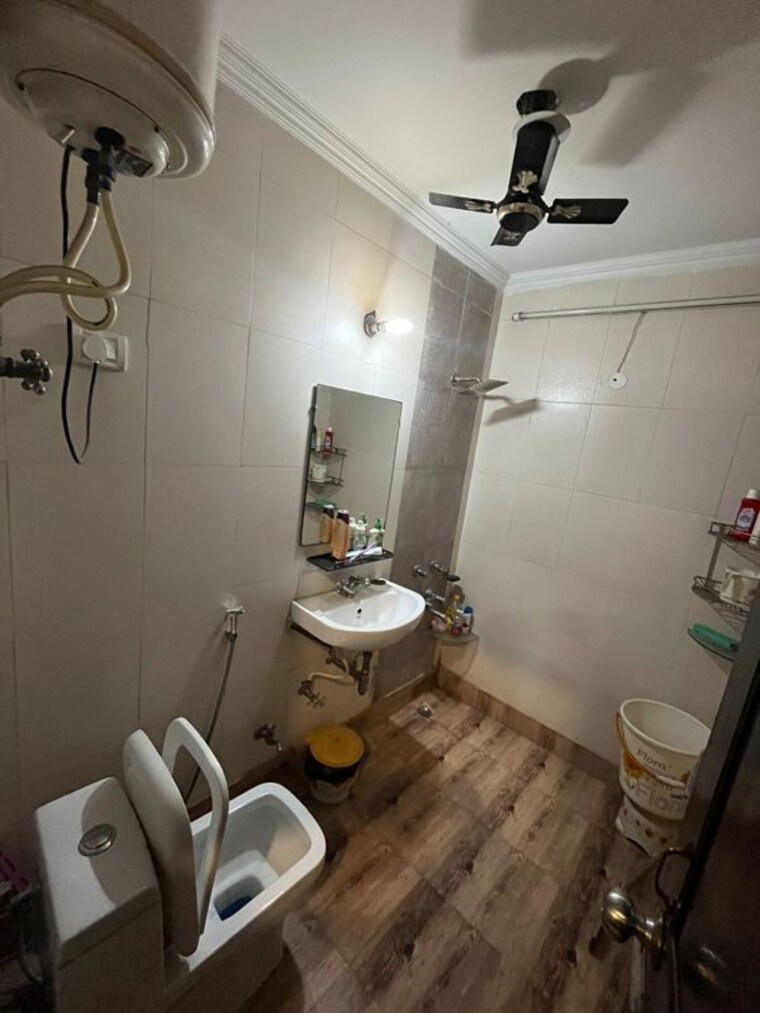 Bathroom, saket 3 Bedroom 1500 Sq.Ft. Builder Floor In Saket Delhi 9938435