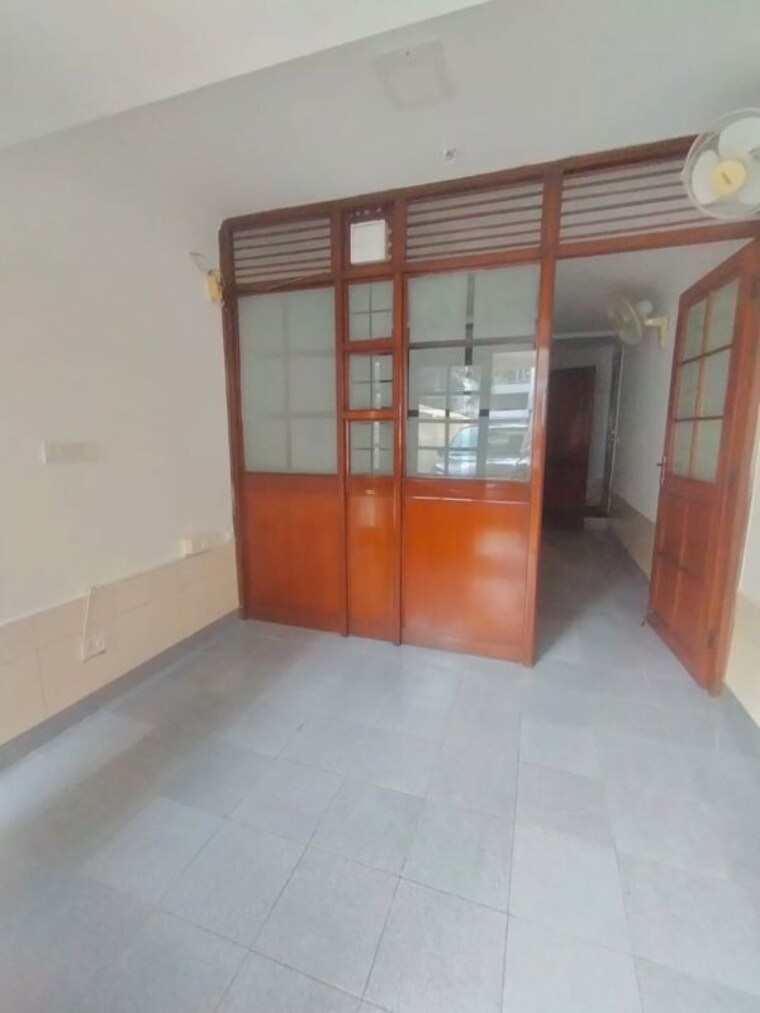 Room, defence colony Commercial Office Space 350 Sq.Ft. In Defence Colony Delhi 9938441