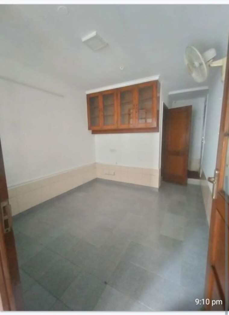 Room, defence colony Commercial Office Space 350 Sq.Ft. In Defence Colony Delhi 9938441