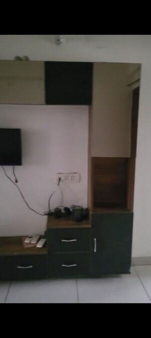 Furnished Amenities in 3 BHK Apartment at Express Zenith, Sector 77 – for Rent