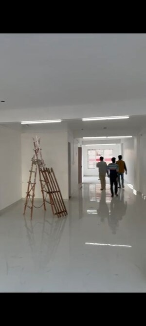  Showroom For Sale in Jakhan