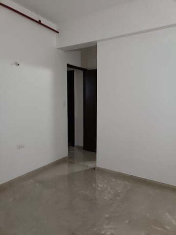 Room in 2 BHK Apartment at Kalpataru Radiance, Goregaon West – for Rent