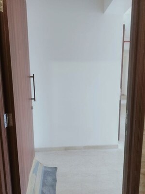 Room in 3 BHK Apartment at Kalpataru Radiance, Goregaon West – for Rent