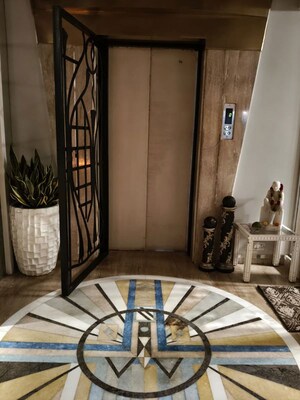 Lift in 4 BHK Apartment at Oberoi Sky Gardens, Andheri West – for Sale