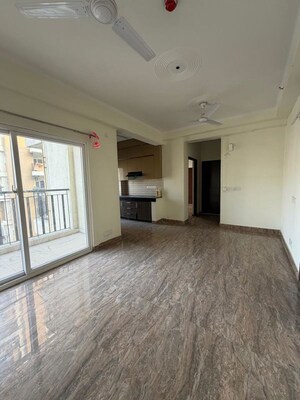 Room in 3 BHK Apartment at Gaur City 7th Avenue, Sector 4 Greater Noida – for Rent