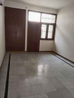 6+ BHK + Servant Room,Study Room Villa For Sale in RWA Apartments Sector 41